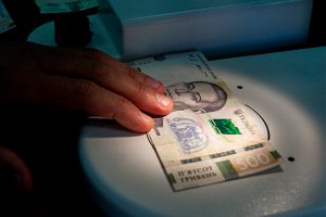 В столичном банке задержали человека с сотнями тысяч поддельных гривен