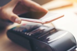 Еще один украинский банк поддержит Apple Pay