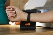2018 станет годом носимых платежных устройств — Mastercard