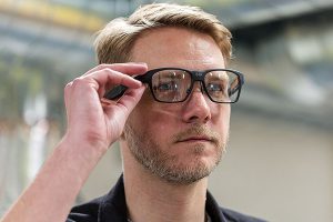 Intel представила компактные технологичные смарт-очки без громоздких дисплеев