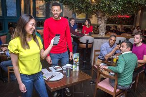 Оплата в смартфоне: британские рестораны урезают полномочия официантов