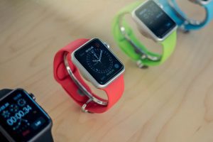 Смарт-часы на развес: в Украину ввозят целые партии контрабандных устройств