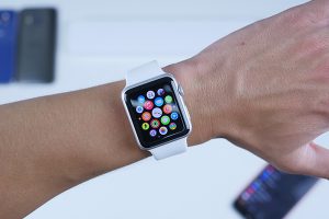 Apple начнет выпускать смарт-часы с Face ID