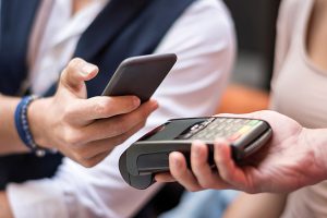 Украинцы стали чаще использовать смартфоны для оплаты