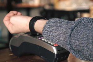 Известные бренды внедрят платежи в новые коллекции часов