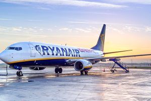 Ryanair обещает обработать 90% заявок на возврат билетов до конца июля: как это происходит