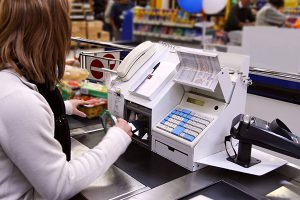 Британских торговцев будут поощрять за предоставление услуги снятия наличных на кассе