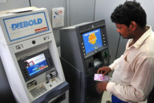 Ажиотаж с наличными: в Индии население опустошает банкоматы