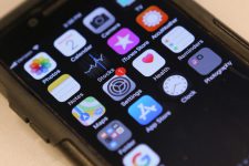Владельцев iPhone заставят расплачиваться с помощью Apple Pay