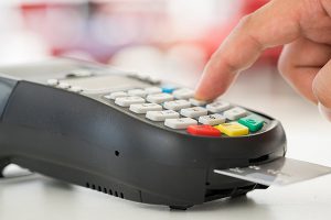 Всех торговцев в Украине обяжут принимать оплату картами