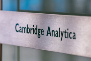 Cambridge Analytica закрывается: всплыли новые факты
