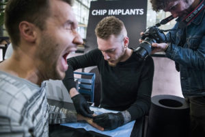 Вместо паспорта и проездного: жители Швеции вживляют чипы под кожу