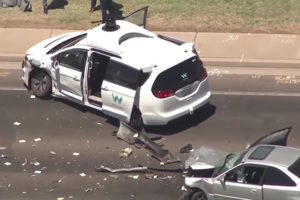 Самоуправляемый автомобиль попал в серьезное ДТП