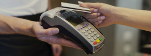 В магазинах или метро: как украинцы тратят деньги с бесконтактных карт