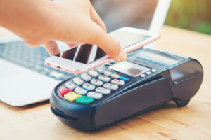 Стало известно, сколько смартфонов поддерживают Apple Pay в Украине