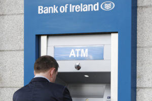 Клиенты крупного банка в недоумении: их карты не работают