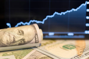 Украинцы активно продают иностранную валюту