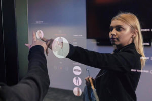 Покупки в примерочной: в британских магазинах установят смарт-зеркала