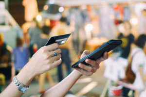 Смартфон или карта: какой вариант оплаты предпочитают потребители