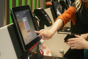 Кассы самообслуживания появились в крупной сети супермаркетов