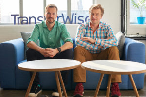 Популярный сервис денежных переводов объединится с банком