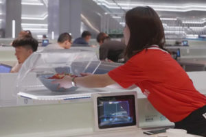 В китайском ресторане официантов заменили роботы и конвейеры (фото, видео)