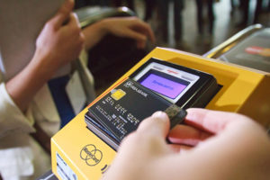 В метро Киева станет больше турникетов для оплаты картой (список станций)