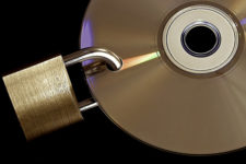 Хакеры пытались атаковать госучреждения с помощью CD-дисков