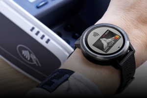 Расплатиться часами Garmin смогут клиенты еще одного банка Украины