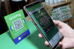 Борьба с наличкой: популярный сервис такси выпустит банковские карты