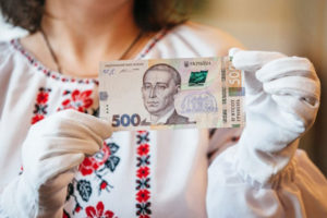 Украинцев призвали меньше пользоваться наличными из-за дефицита купюр