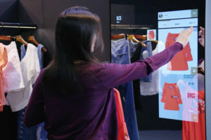 В Китае представили смарт-зеркало, которое поможет создать модный образ