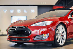 Tesla закроет свои магазины и уйдет в онлайн