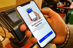 Оплата смартфоном: эксперты назвали причину роста продаж iPhone