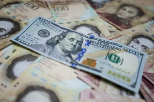 Впервые за 15 лет: жителям Венесуэлы разрешили обменивать валюту