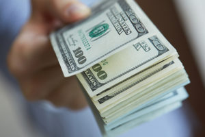 Оплата наличными поможет сэкономить деньги — исследование