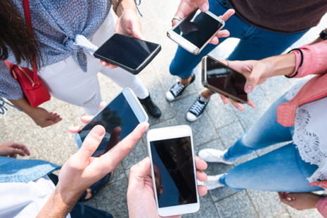 Як перекинути гроші з телефону на телефон – корисний лайфхак