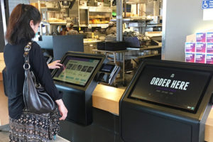 В американских фаст-фудах установят киоски самообслуживания