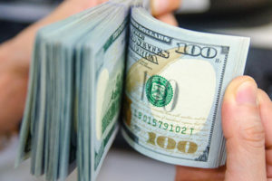 НБУ продал десятки миллионов долларов для поддержания курса гривны