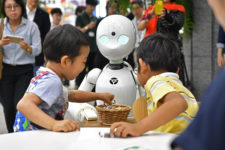 Необычный эксперимент с роботами-официантами пройдет в Японии
