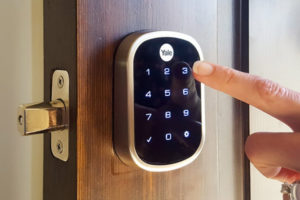 Yale выпустила необычный дверной замок для умного дома (фото)