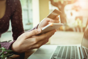 Крупнейший украинский банк временно остановит операции с картами