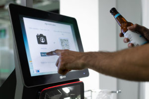 В супермаркетах Европы смогут определить возраст покупателей