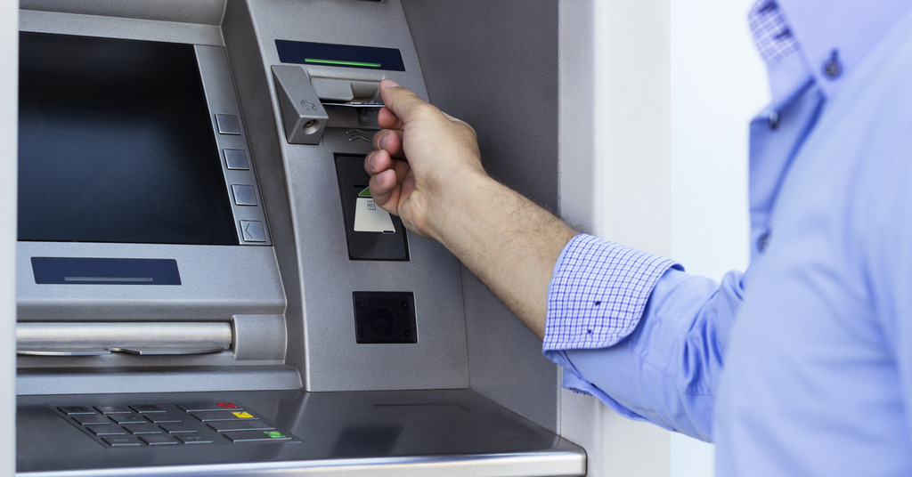 Як перевести гроші на карту через банкомат