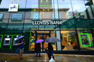 Крупнейший банк Британии берет курс на cash