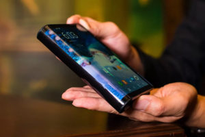 Samsung представила свой первый смартфон с гибким экраном