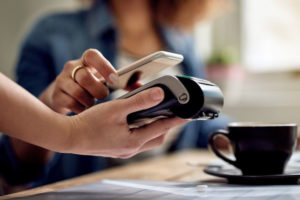 Еще один украинский банк подключился к Apple Pay