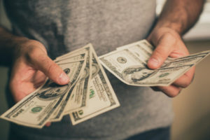 Зарплата в долларах: введены новые правила для работающих украинцев