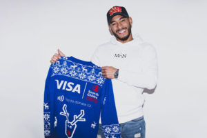 Бесконтактная одежда: в Лондоне джемперам нашли новое применение