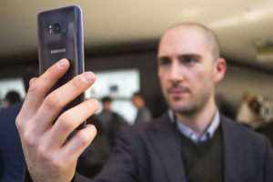 Найден новый метод обмануть систему распознавания лиц в смартфонах